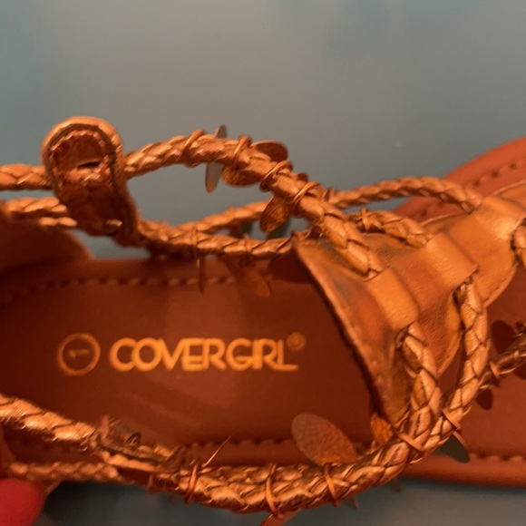 Target Cover Girl Gladiator Gold Sandals With Dangling Charms Size 1 - Picture 4 of 7